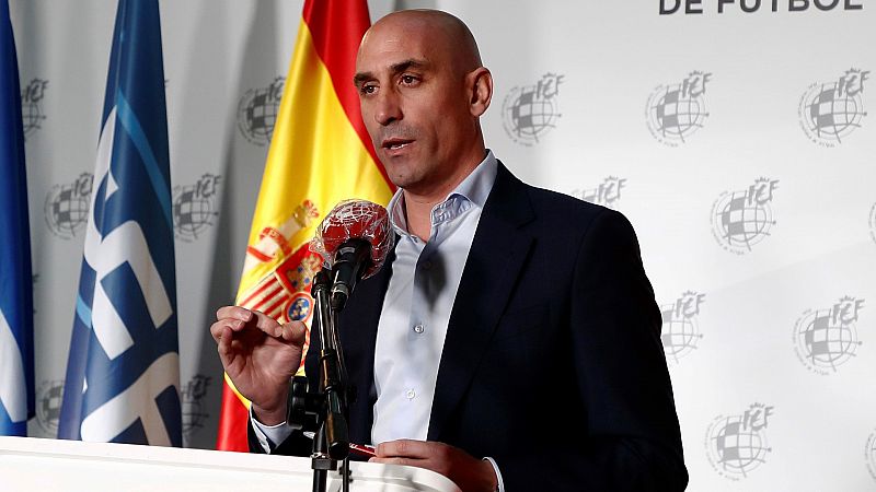 Las federaciones españolas de atletismo, fútbol y natación piden el aplazamiento de los Juegos