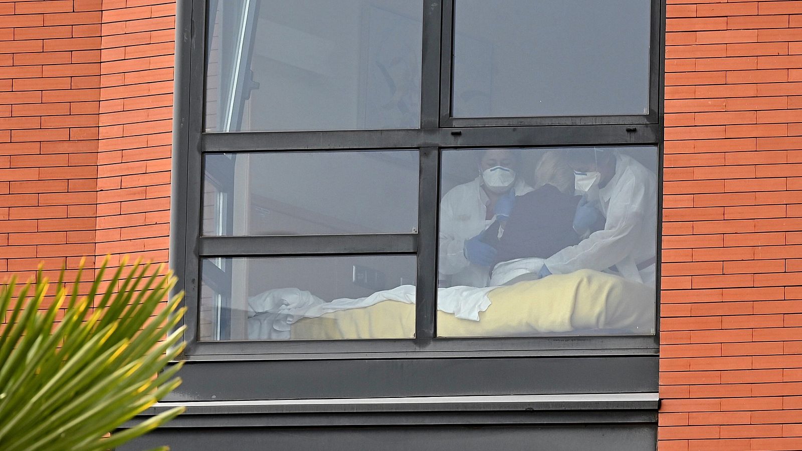 La Comunidad de Madrid calcula que aproximadamente el 20% de las residencias de ancianos ha notificado contagios.