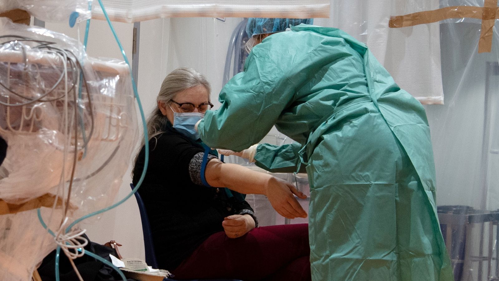Los centros de salud son los que deciden el traslado al hospital o el aislamiento en casa.