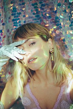 La actriz Kimberley Tell prepara su primer EP tras el éxito de sus canciones en la banda sonora de 'Élite'