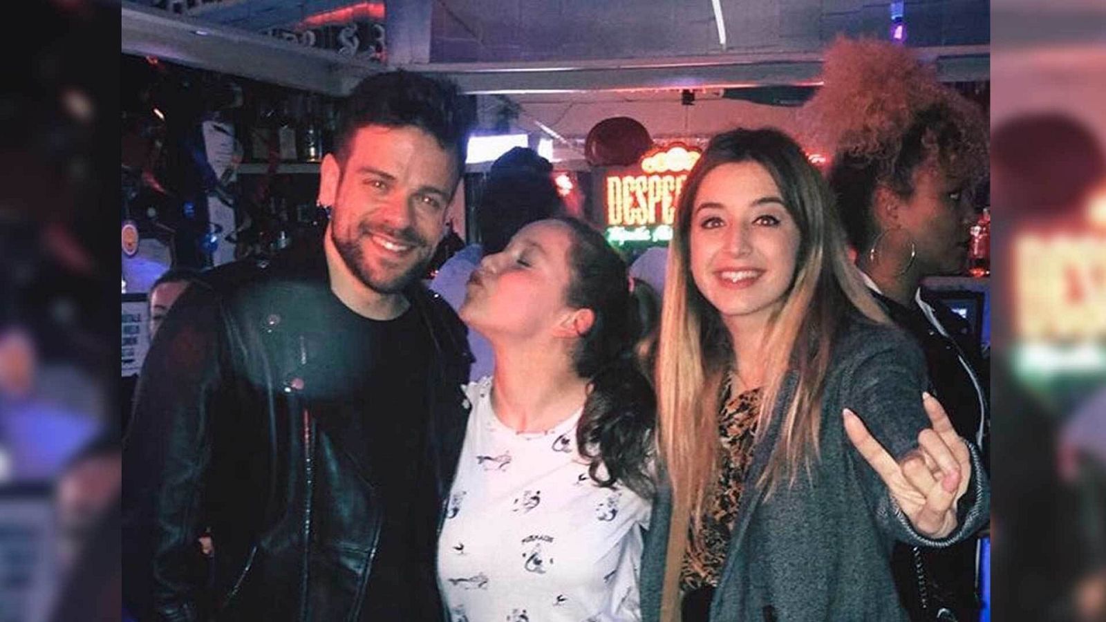 Eva, de OT 2020, posa entre Ricky Merino y Mimi Doblas