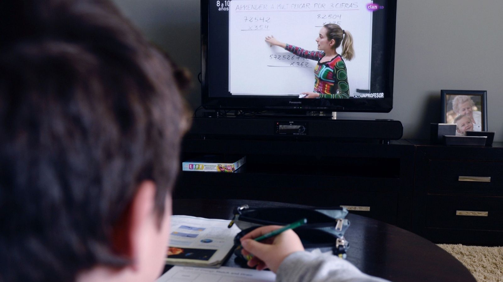 Un niño sigue desde el televisor de su casa, la programación educativa del canal Clan de RTVE