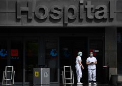 Sanidad reconoce "tensión" en el sistema sanitario de Madrid y desplegará recursos de otras comunidades