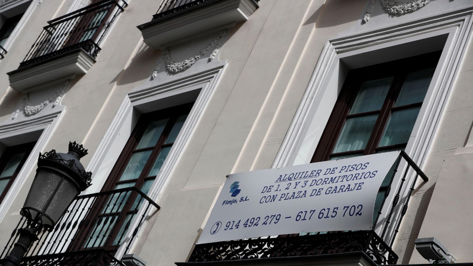 Los carteles de "se alquila", "se traspasa" o "se vende" han vuelto a copar las principales ciudades