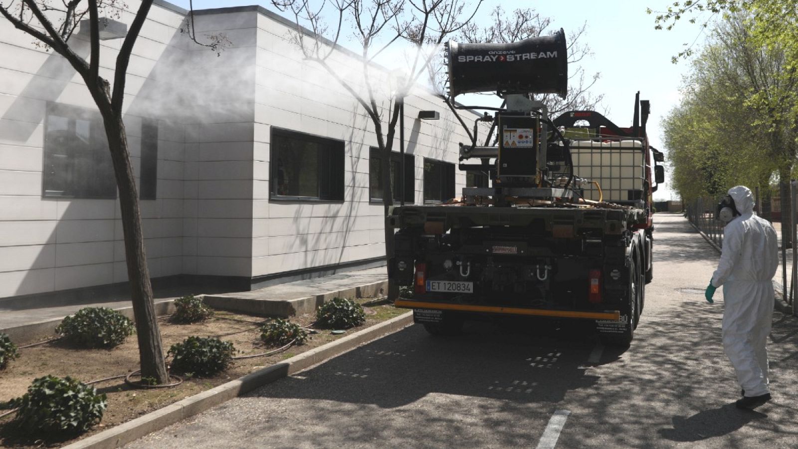 El Ejército realiza tareas de desinfección por el coronavirus en 15 municipios de Madrid