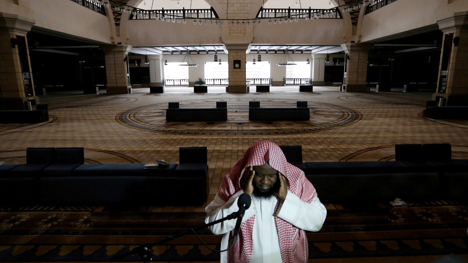 Un clérigo pide la oración en una mezquita vacía de Al-Rajhi de Arabia Saudí