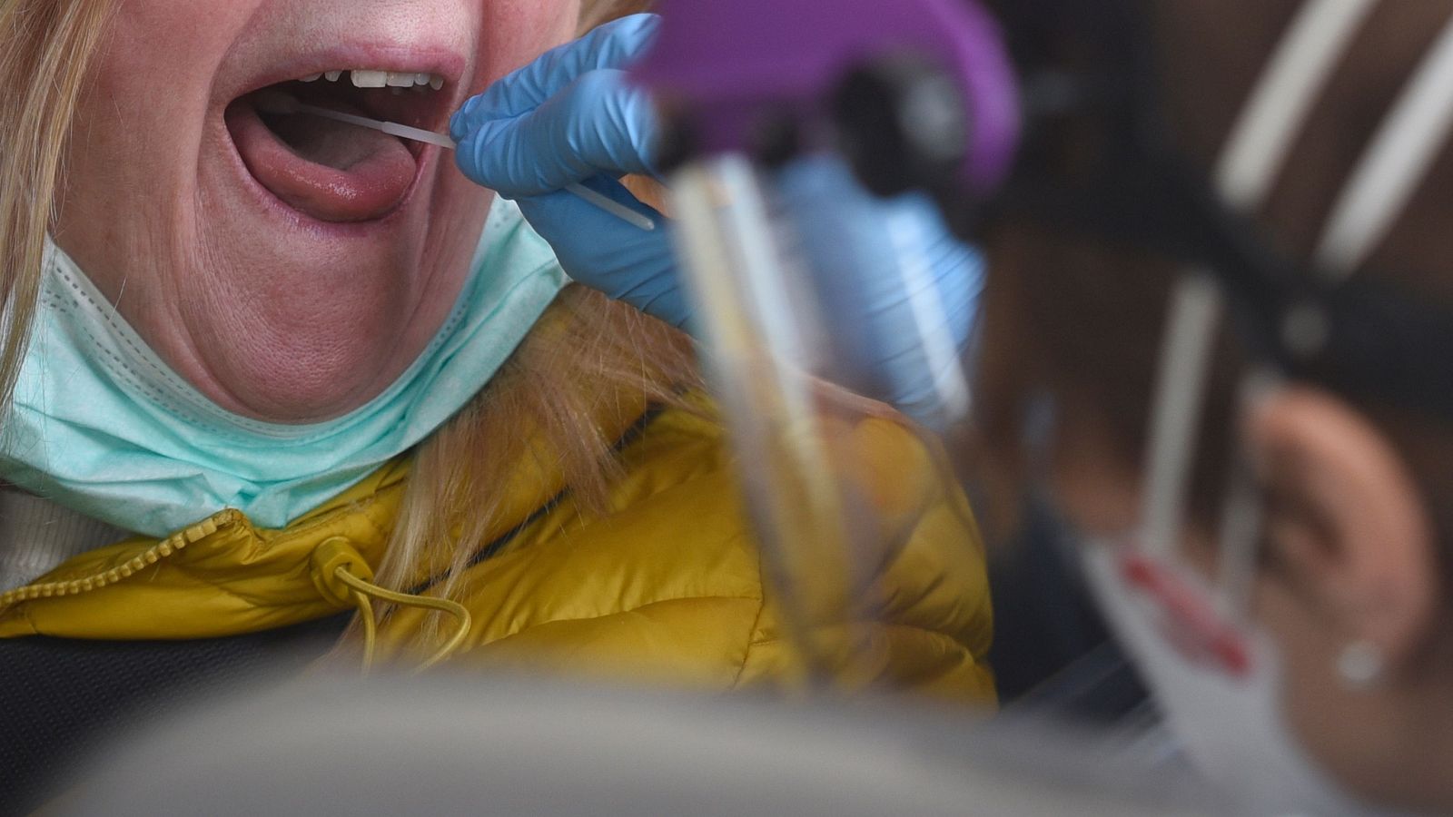 Una sanitaria realiza un test a una mujer para detectar la presencia de coronavirus.