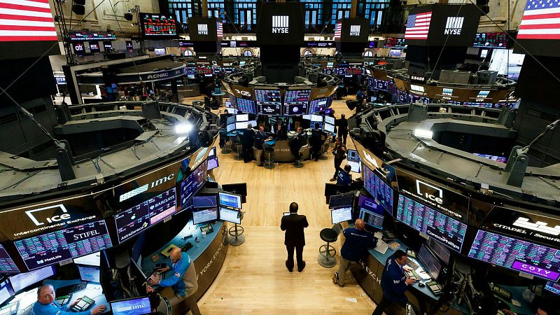 La bolsa española cierra su segunda sesión en positivo con una subida del 3,35 % y recupera el nivel de los 6.900 puntos