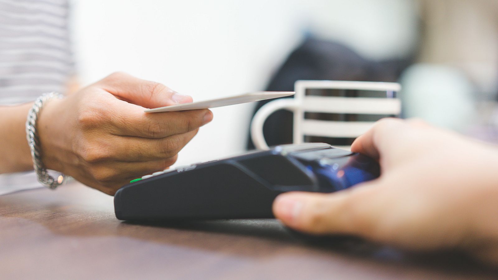 La banca eleva el pago sin contacto de 20 a 50 euros por el coronavirus