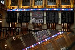 La Bolsa cae un 3,6 % tras tres jornadas en positivo pero logra la mayor subida semanal del año