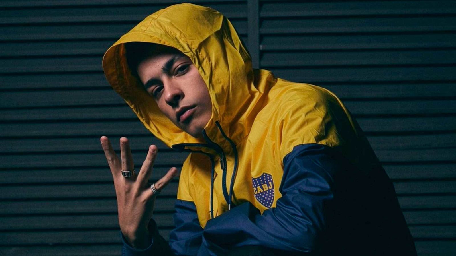 Trueno pospone el lanzamiento de su disco por el Coronavirus pero estrena "Azul y Oro"