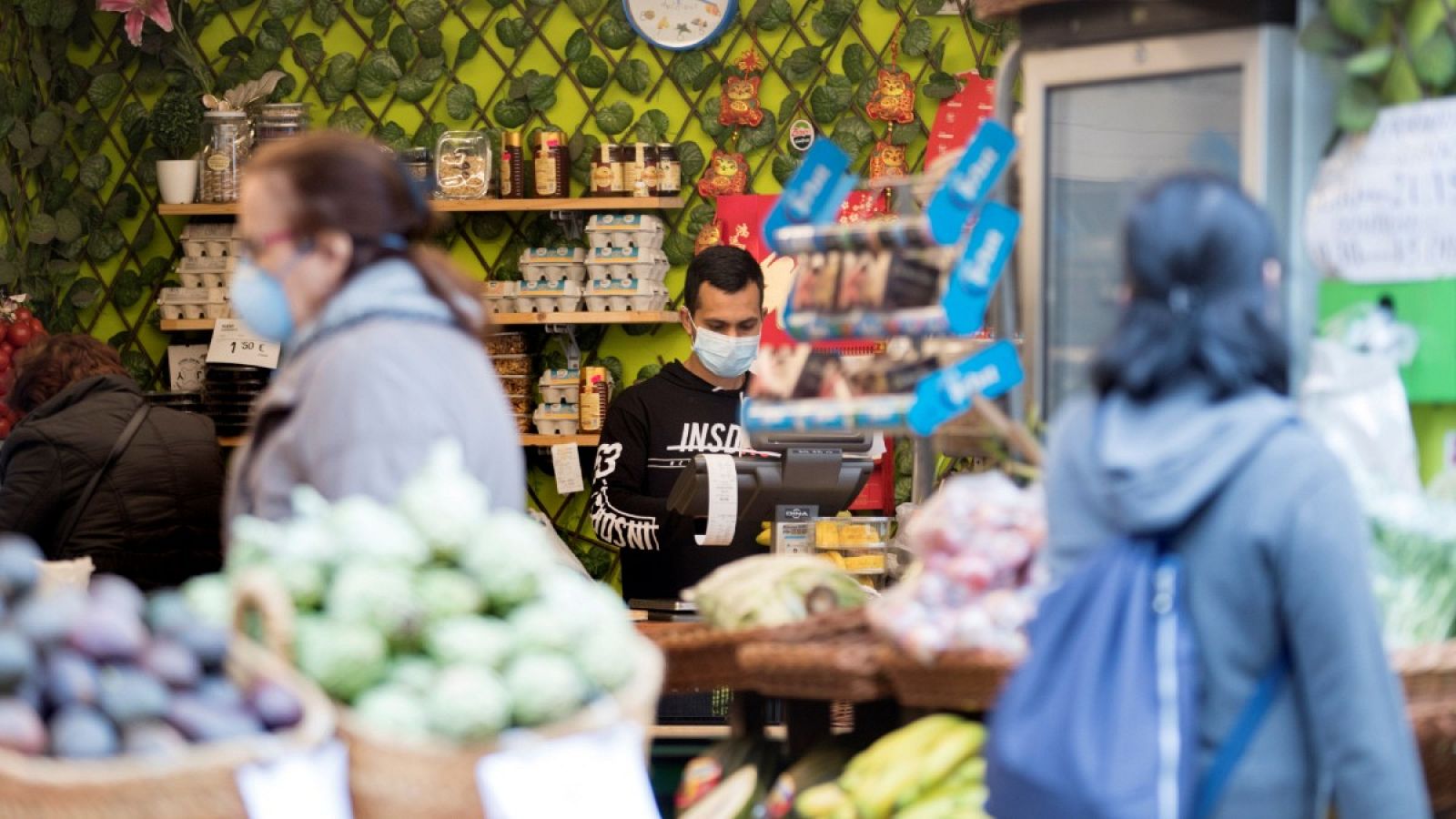 Una frutería en Barcelona, donde se ve a trabajadores y clientes con mascarillas por el coronavirus