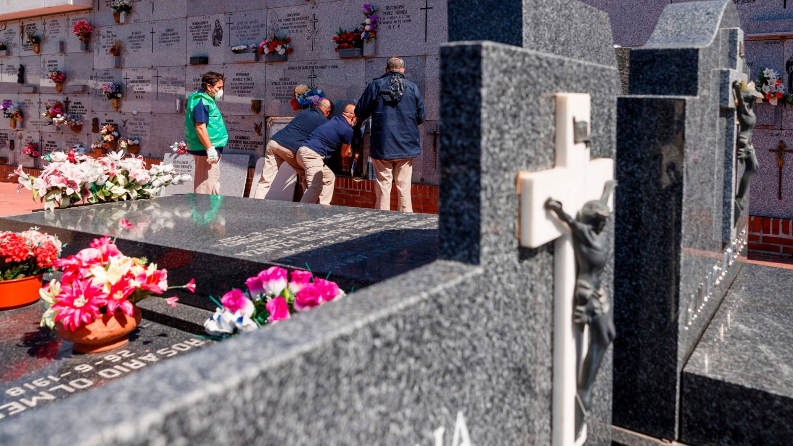 Entierro en el cementerio de Fuencarral, en Madrid, de una persona fallecida con coronvirus Covid-19