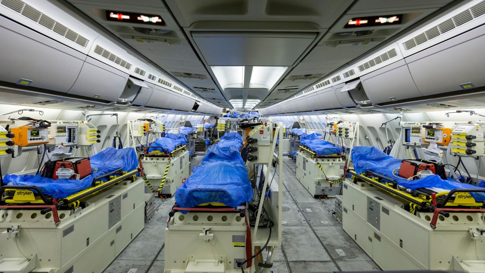 Avión UCI alemán que traslada enfermos desde Bérgamo a Colonia.