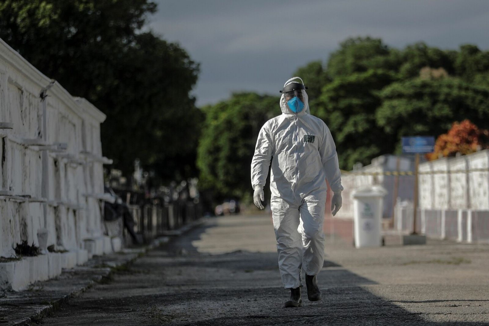 Un sepulturero en el cementerio de Cajú, en Río de Janeiro