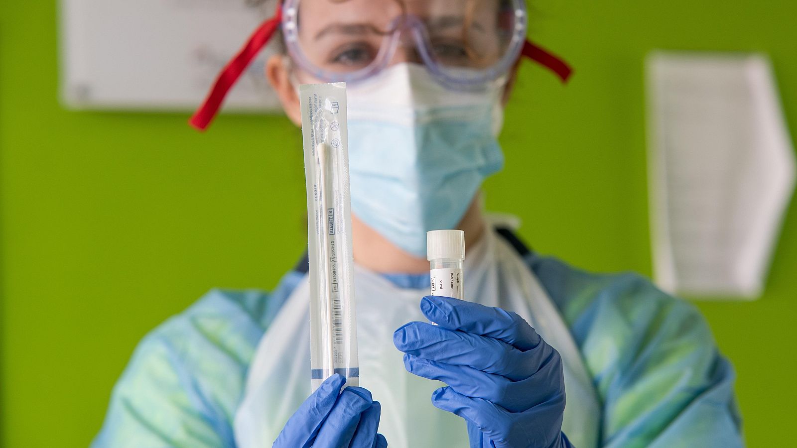 Una enfermera de la Unidad basica de salud (UBS) de Establiments (Palma) muestra el bastoncillo y el bote para recoger muestras para diagnosticar el Covid-19.