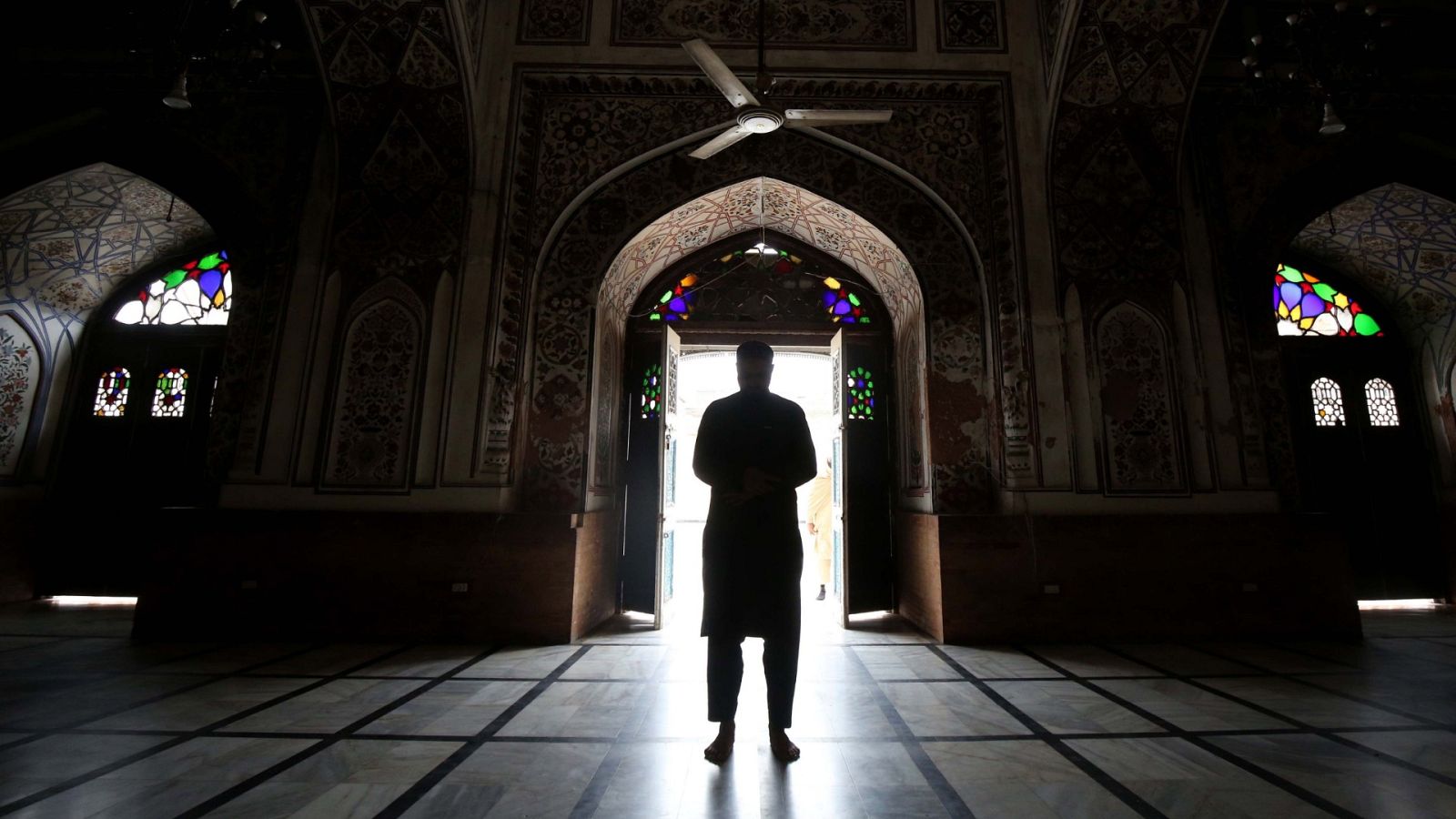 Un fiel participa en las oraciones del Viernes en una mezquita de Peshawar, Pakistán