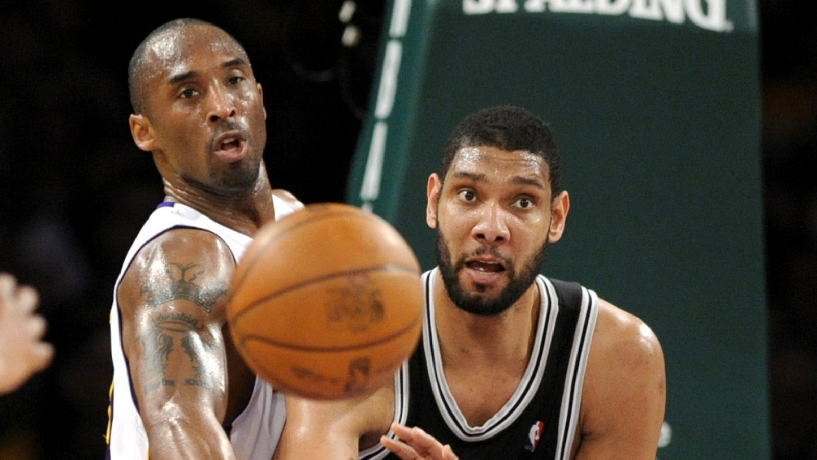 Kobe Bryant y Tim Duncan luchan por un balón