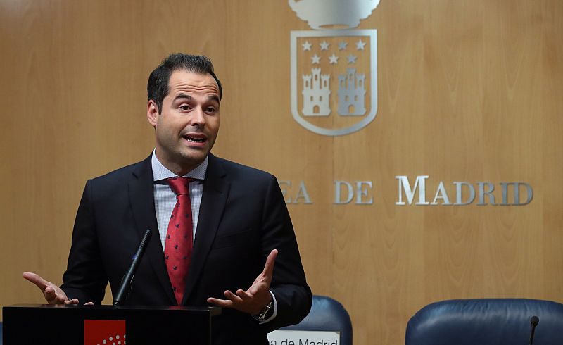 Aguado pide "disculpas" por la falta de material y de información en las residencias de Madrid