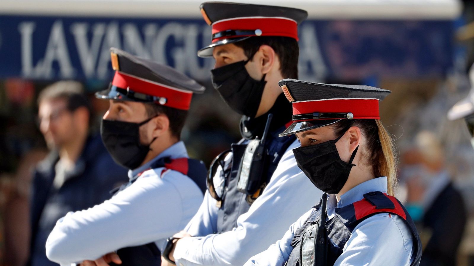 Tres miembros de los Mossos d'Esquadra en el barrio de Sant Antoni