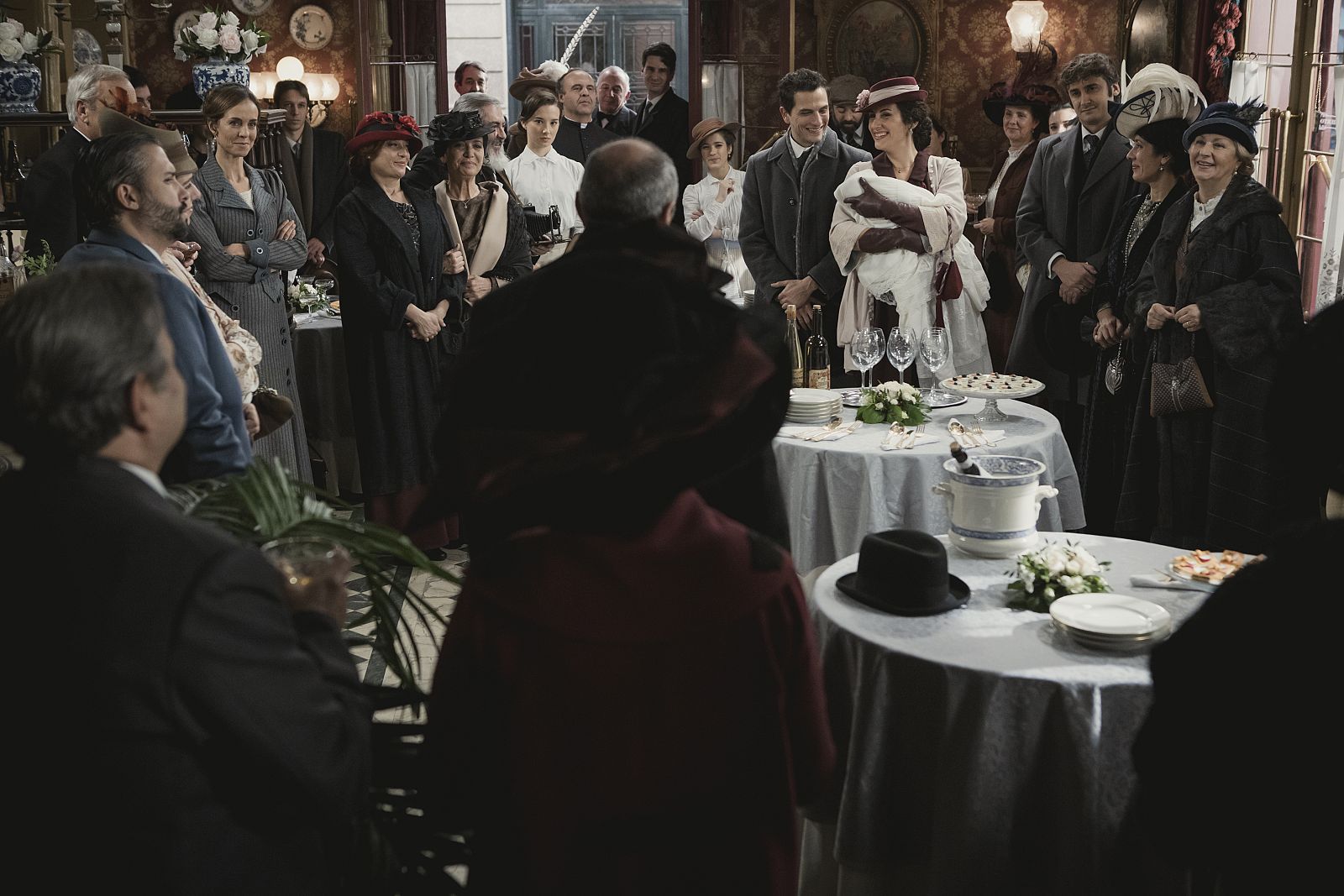 Los vecinos de 'Acacias 38' celebran el bautizo de Moncho