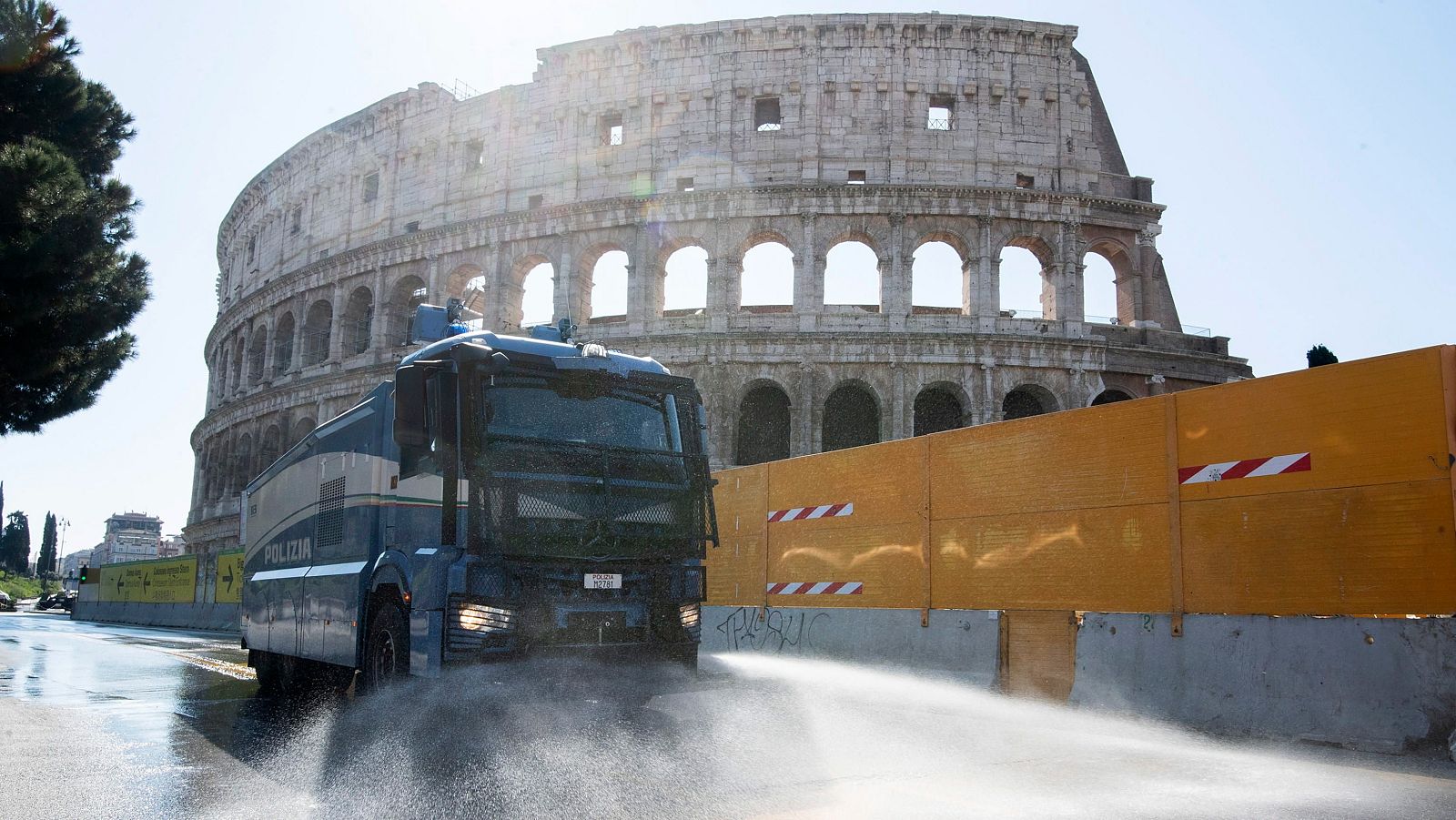 Coronavirus Italia: Un camión con un cañón de agua limpia las calles en Roma junto al Coliseo