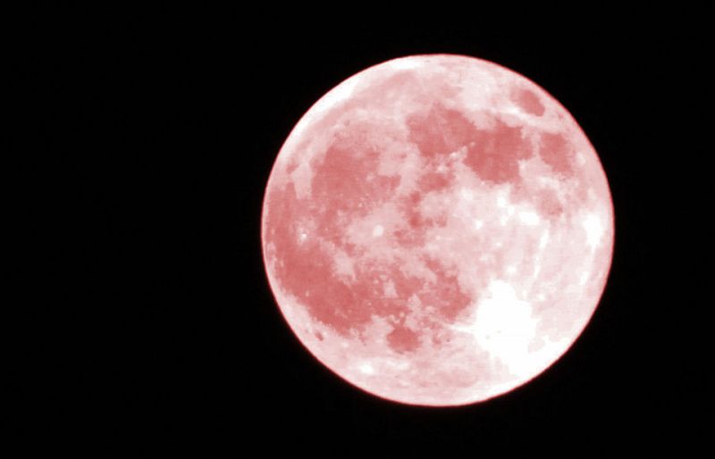 La "superluna rosa", la mayor de este año, se podrá ver desde el confinamiento
