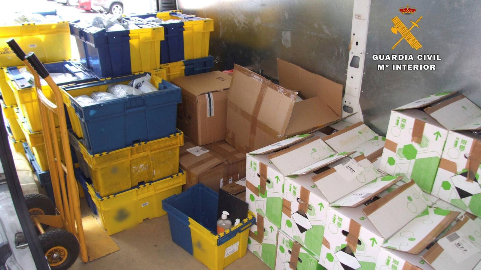 La Guardia Civil ha detenido a los administradores de una empresa de Logroño por detraer del mercado cantidades importantes de gel hidroalcoholico y mascarillas y venderlas a un precio hasta diez veces superior.