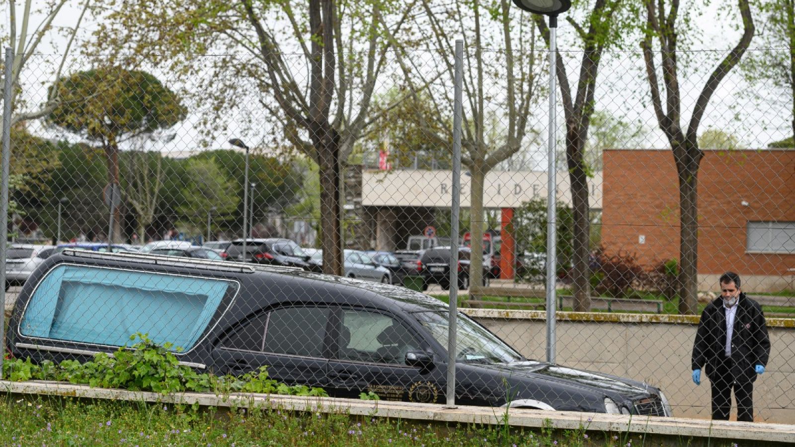 Vista de un coche fúnebre en una residencia de mayores