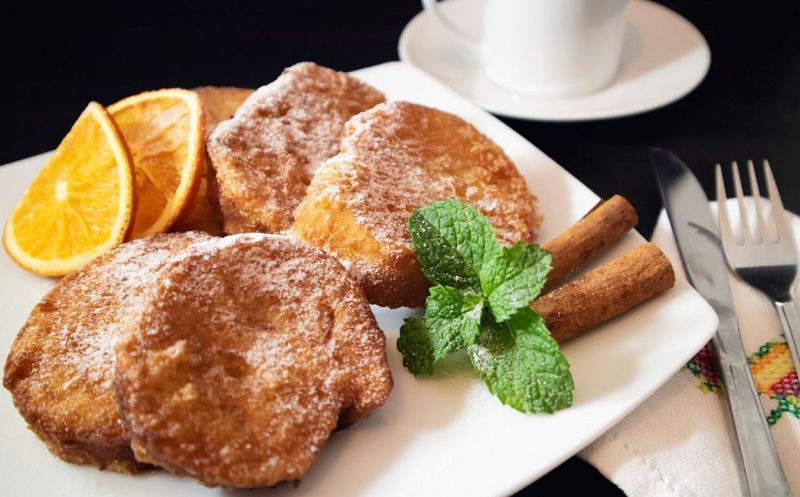 Receta de torrijas rápida con ingredientes de andar por casa 