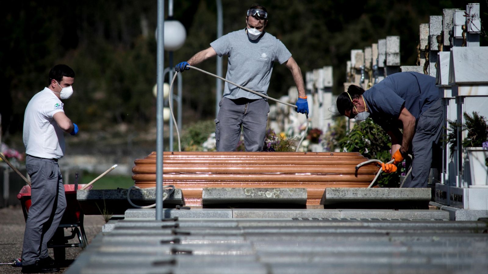 Un entierro de un fallecido con coronavirus, con asistentes, en el Cementerio de Santa Mariña en Ourense