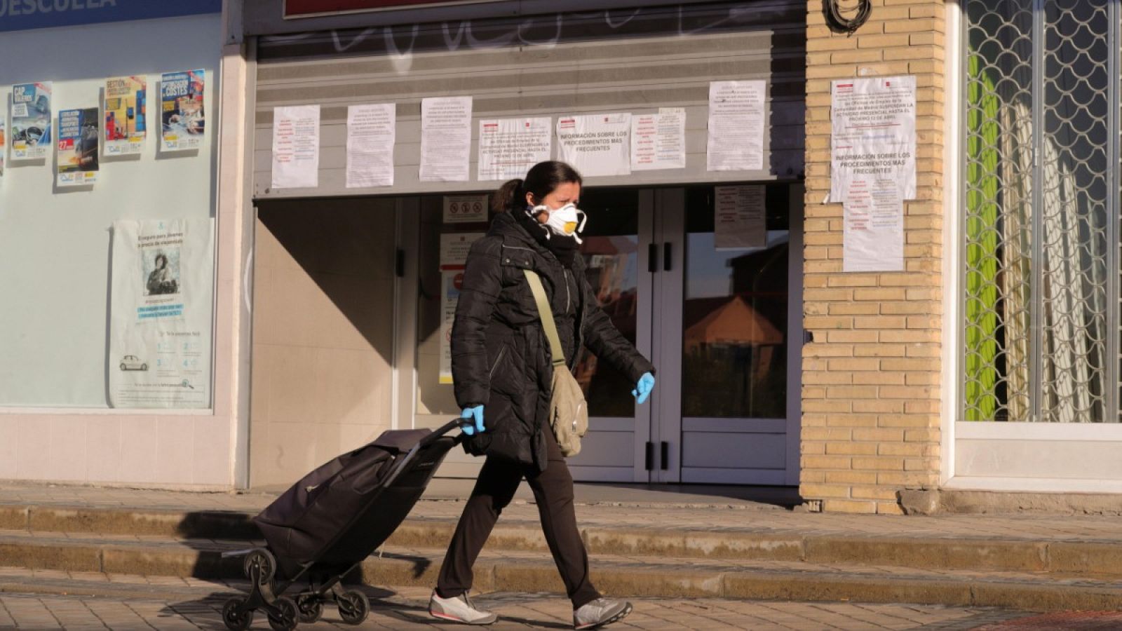 Una mujer pasa ante una oficina de empleo en Madrid