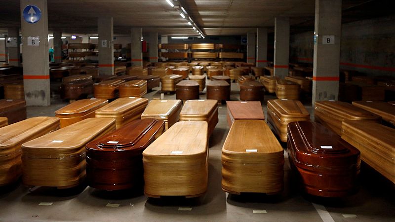 El desfase entre enterramientos y defunciones cuestiona el recuento de fallecidos con coronavirus y su impacto real