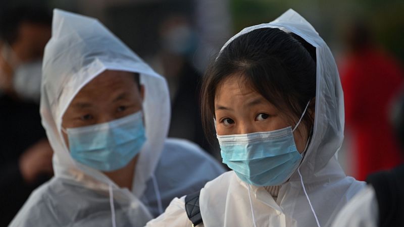 China continúa registrando casos "importados" de coronavirus, tendencia que no logra cortar