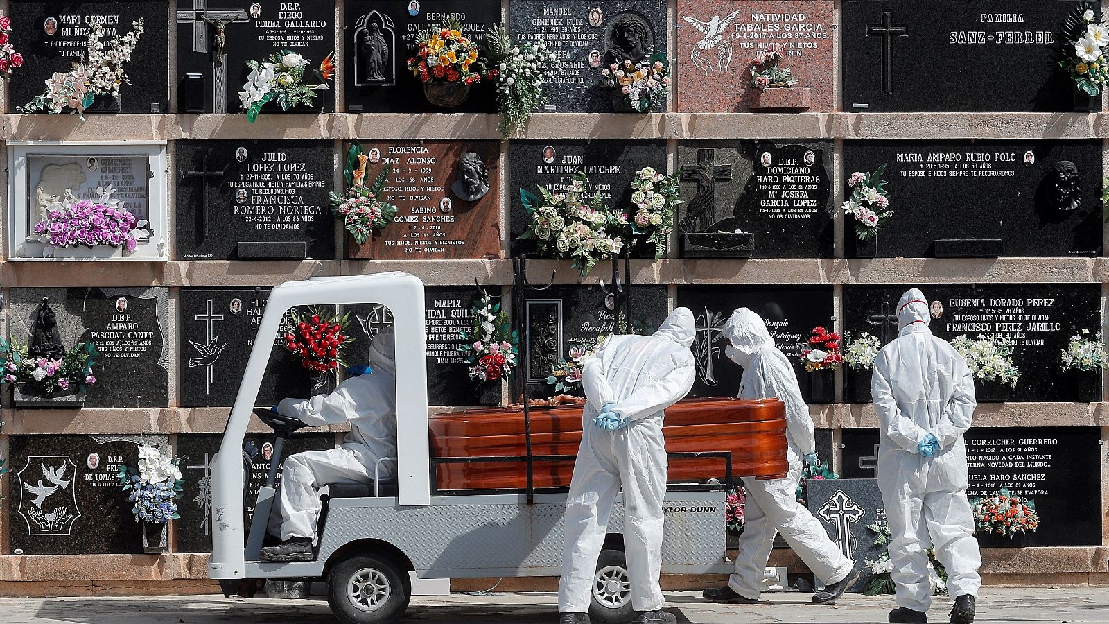 Entierro de un fallecido con coronavirus, en el cementerio del Cabañal, en Valencia.
