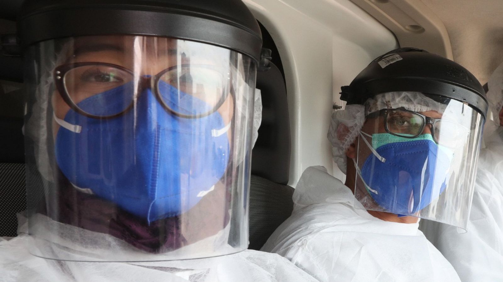 Dos trabajadores sanitarios tunecinos pertrechados con equipos de protección individual