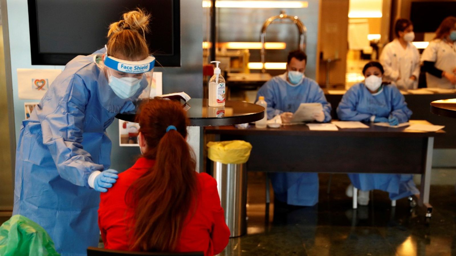El personal sanitario recibe en el hotel Melià a pacientes leves de coronavirus provenientes del Hospital del Vall d'Hebrón