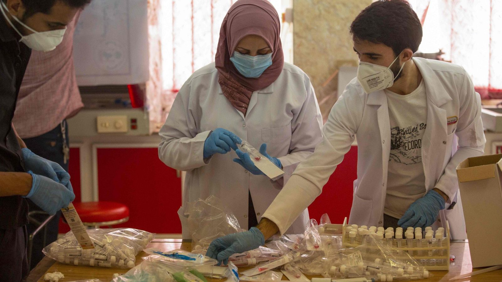 Miembros del Equipode Crisis COVID-19 de Irak en la Universidad de Basora