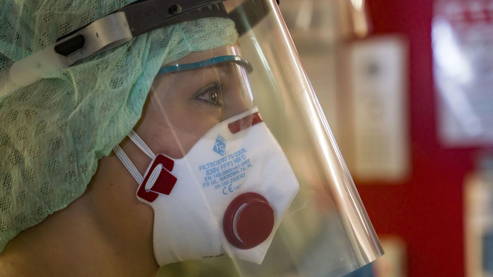 Una sanitaria, con un equipo de protección individual.