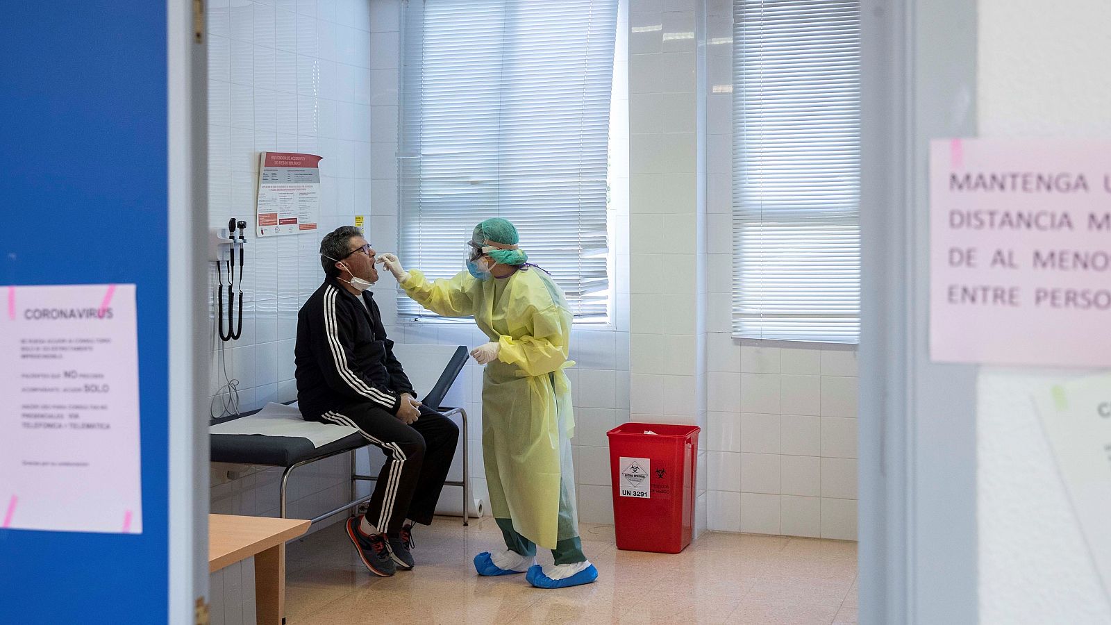 Una enfermera del hospital Virgen de la Arrixaca toma muestras a un hombre con síntomas del COVID-19