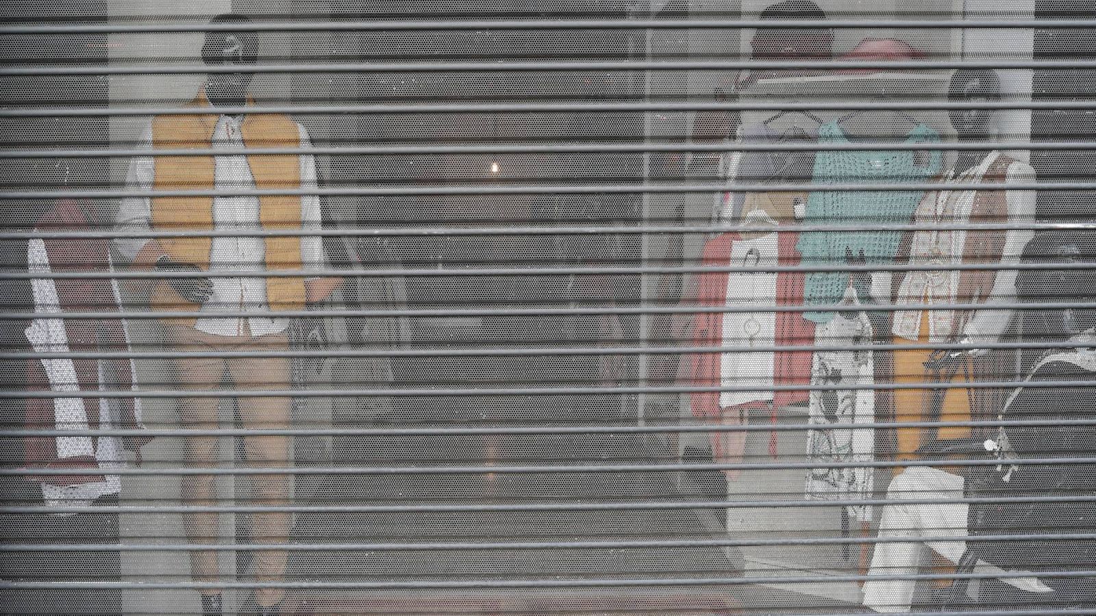 Exterior de un establecimiento de moda cerrado a raíz del decreto del estado de alarma