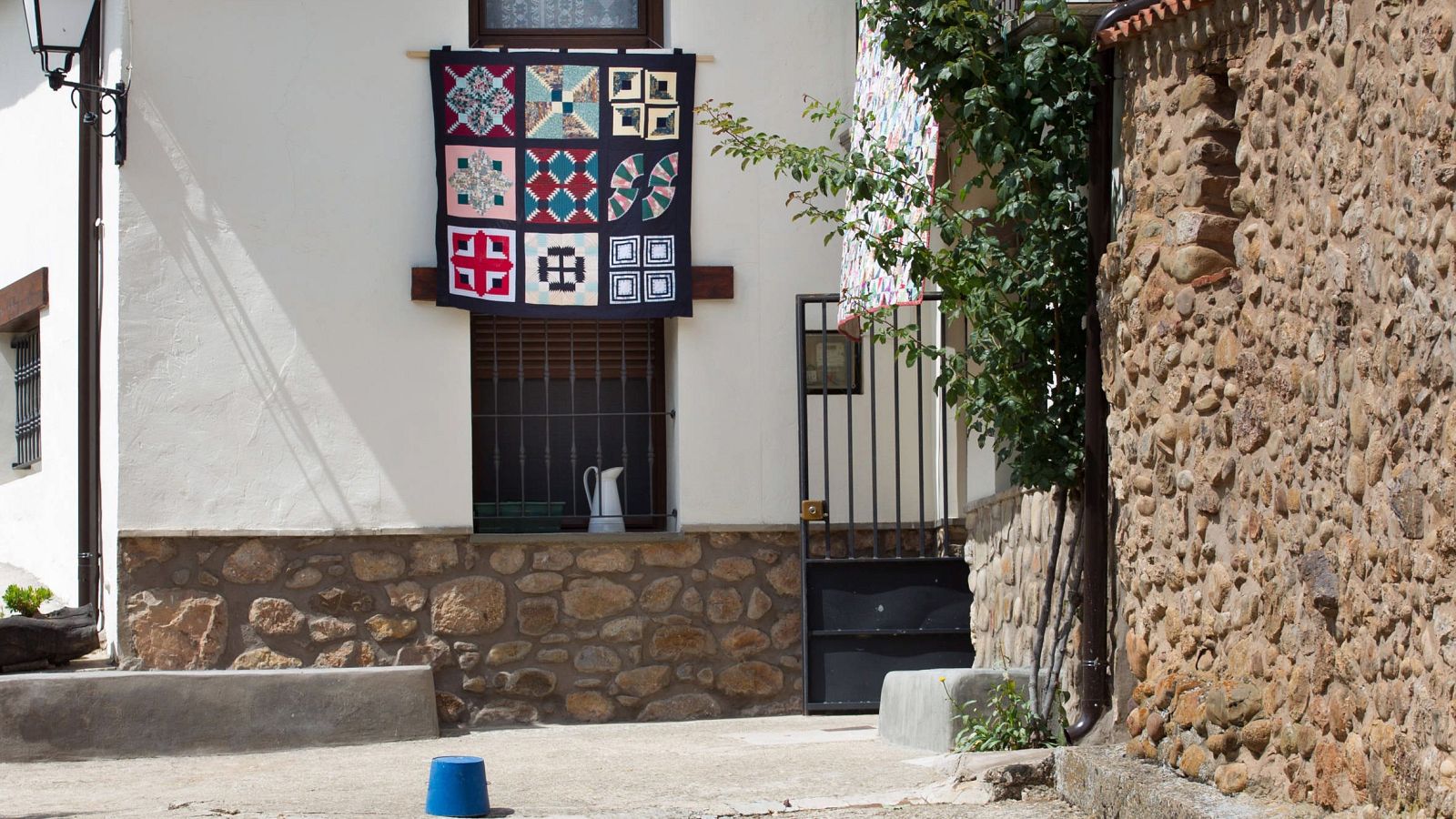 Vista de los balcones de las centenarias casas de piedra de la localidad riojana de Pradillo de Cameros
