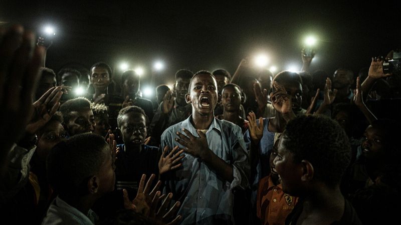 Yasuyoshi Chiba gana el World Press Photo con el grito pacífico de unos jóvenes en Sudán