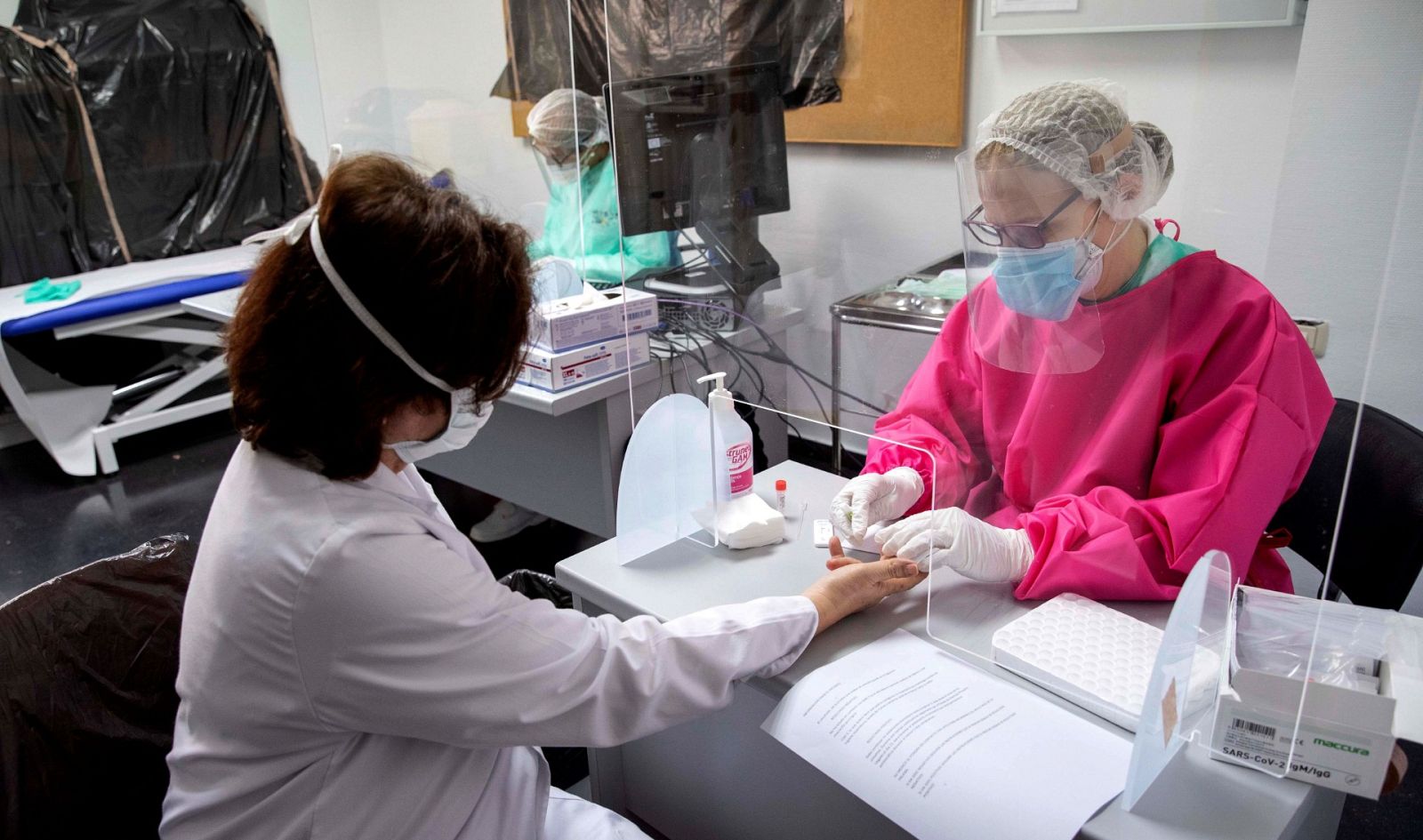 Una enfermera hace un test rápido a una mujer en Murcia