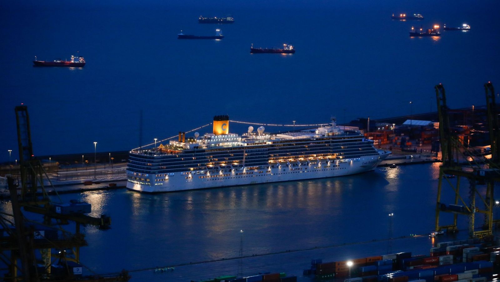 Cerca de 170 turistas españoles desembarcan de un crucero en Barcelona tras más de un mes sin tocar tierra