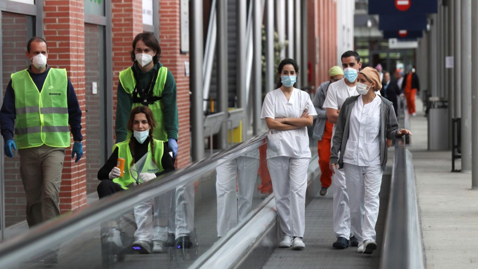 Sanitarios de los hospitales de campaña instalados en los pabellones 5 y 9 de Ifema, Madrid, para enfermos con coronavirus