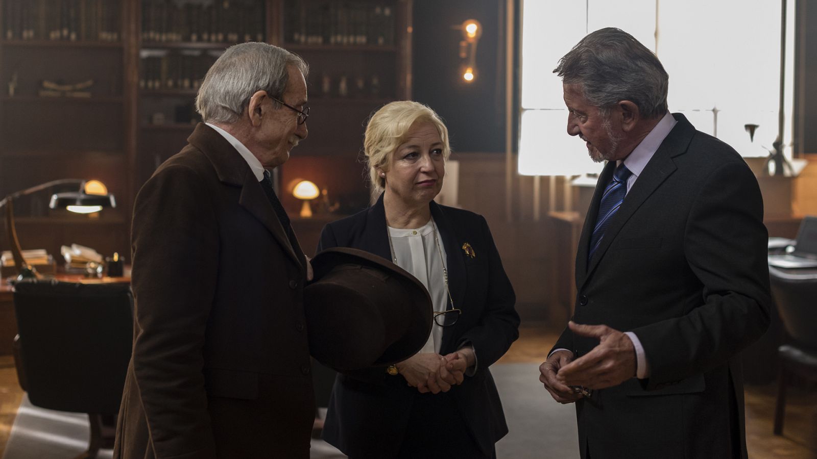 Salvador charla con Angustias y Benito Pérez Galdós en "Antes de que no haya tiempo"