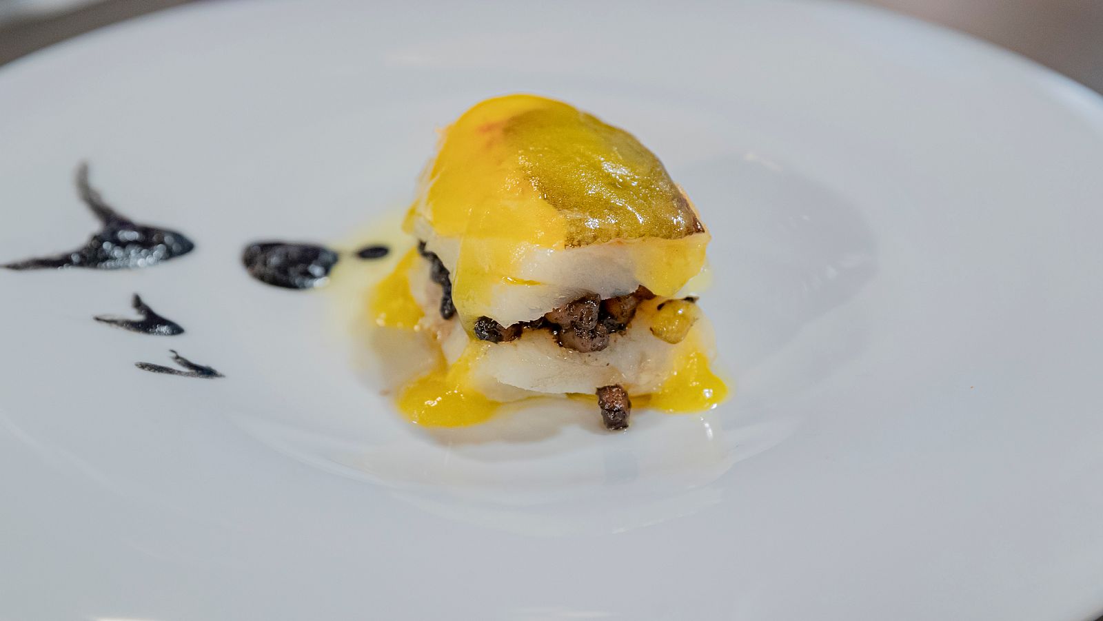 MasterChef 8 - Receta de "Vuelo de bacalao y calamar escrito en tinta bajo sol de pil pil" de Rosa