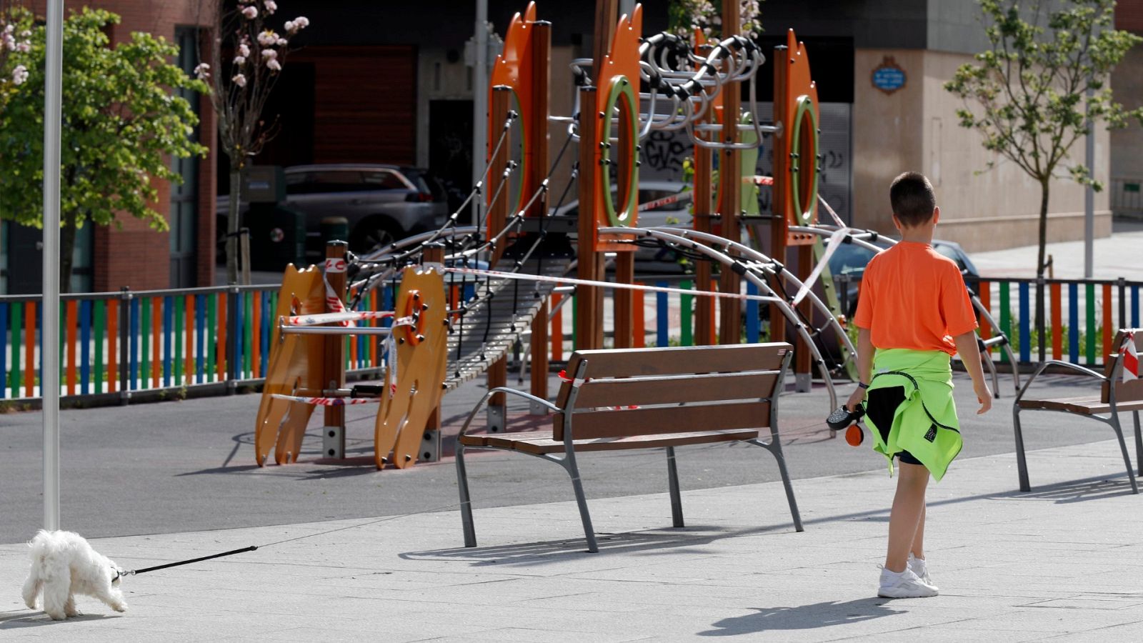Un niño pasea alrededor de un parque cerrado
