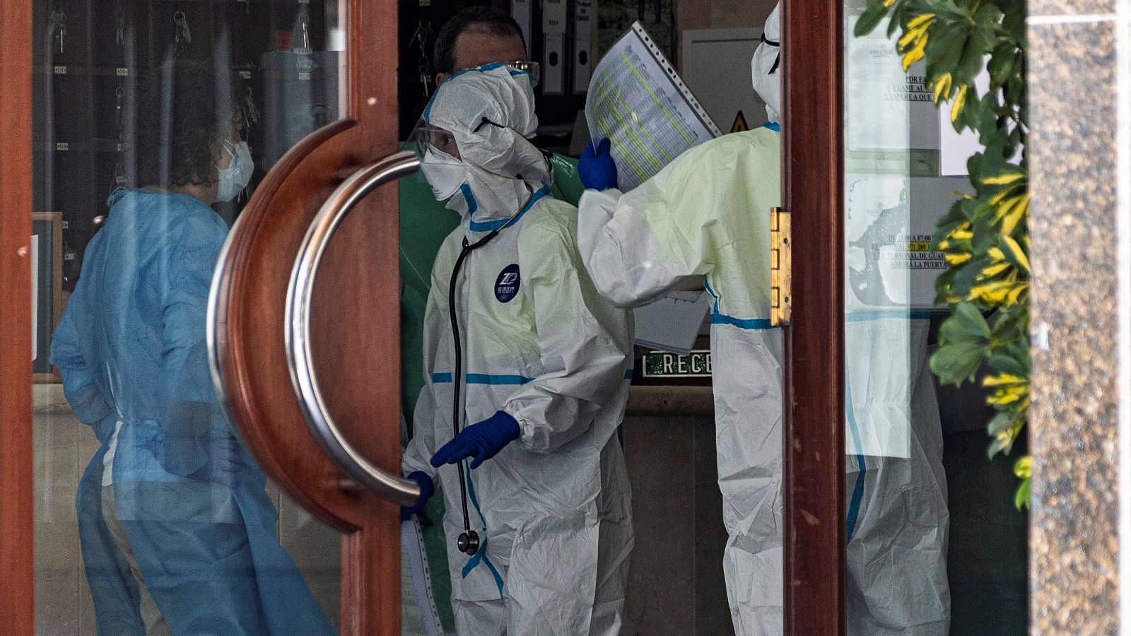 Empleados de la residencia Oasis de Mallorca, una de las dos intervenidas